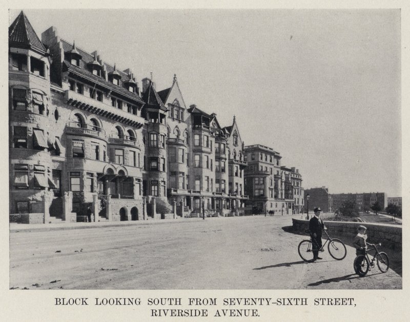 Bloco olhando para o sul da Seventy-Sixth Street, Riverside Avenue (foto a p/b) de American Photographer