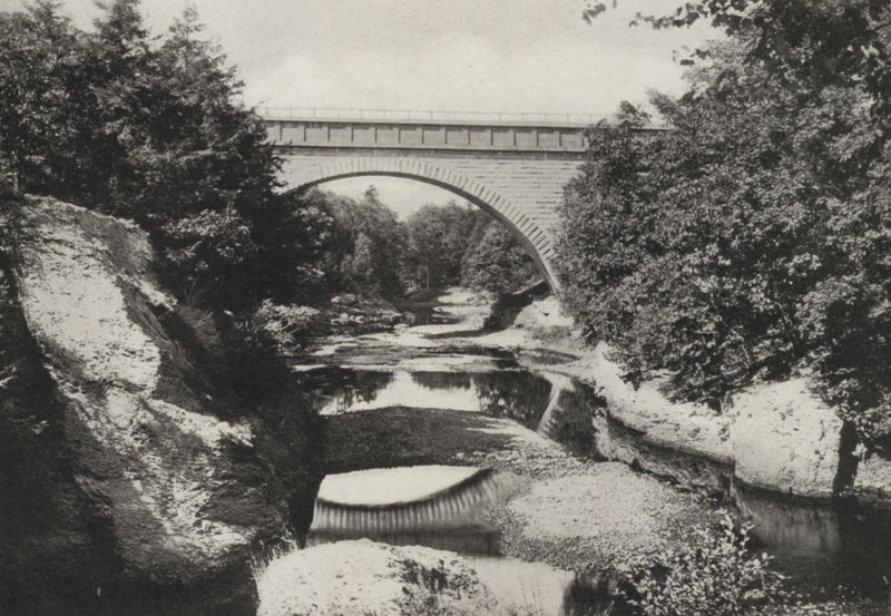 Boston: Echo Bridge, Newton Upper Falls, Newton (fotografia a preto e branco) de American Photographer