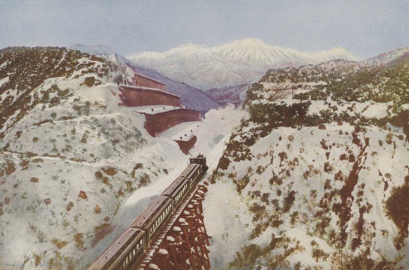 Cajon Pass, no cume da Coast Range, Califórnia (fotografia a cores) de American Photographer