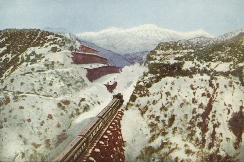 Cajon Pass, na Cimeira da Coast Range, Califórnia (foto colorida) de American Photographer