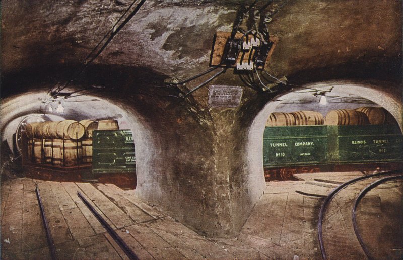 Chicago: Túnel subterrâneo num cruzamento de ruas, mostrando vagões de carga (fotografia a cores) de American Photographer