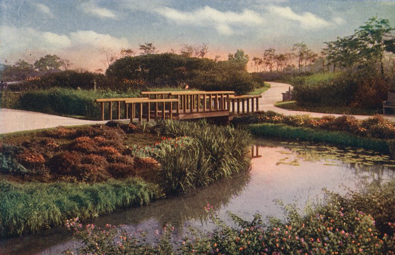 Chicago: Caminhos sinuosos e pontes pedonais na nova secção do Humboldt Park, zona noroeste (fotografia a cores) de American Photographer