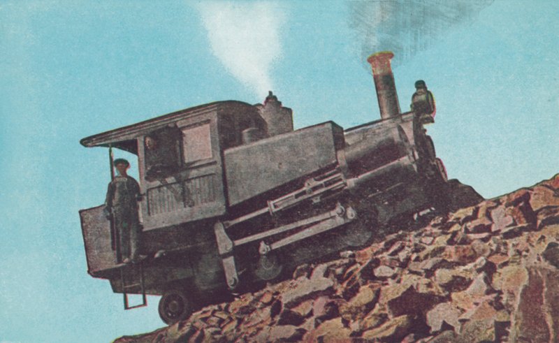 Motor de estrada com rodas dentadas a subir o Pikes Peak, Colorado (fotografia a cores) de American Photographer