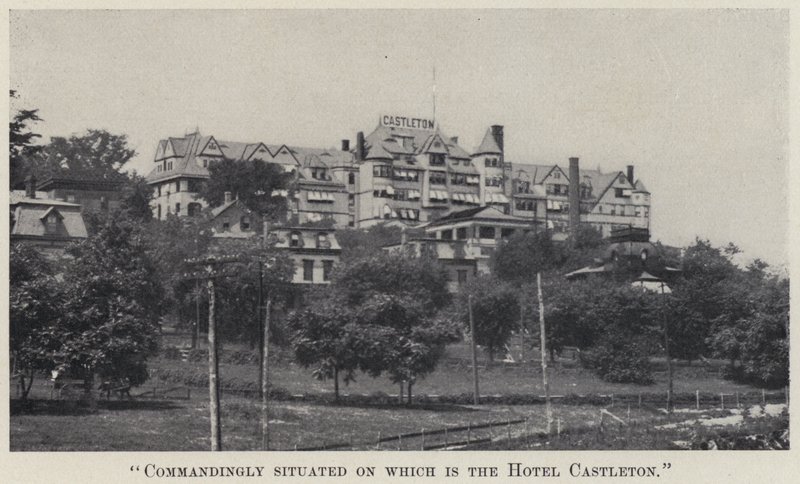 "Comandantemente situado no qual está o Hotel Castleton" (foto a p/b) de American Photographer