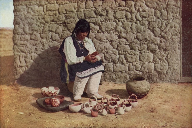 Decoração de cerâmica, Pueblo de Isleta, Novo México (foto colorida) de American Photographer