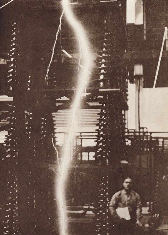 Descarga de um relâmpago artificial a partir de um gerador de cinco milhões de volts (fotografia a preto e branco) de American Photographer
