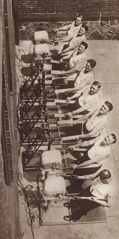 Máquinas vibratórias eléctricas para manter a forma e perder peso (fotografia a preto e branco) de American Photographer