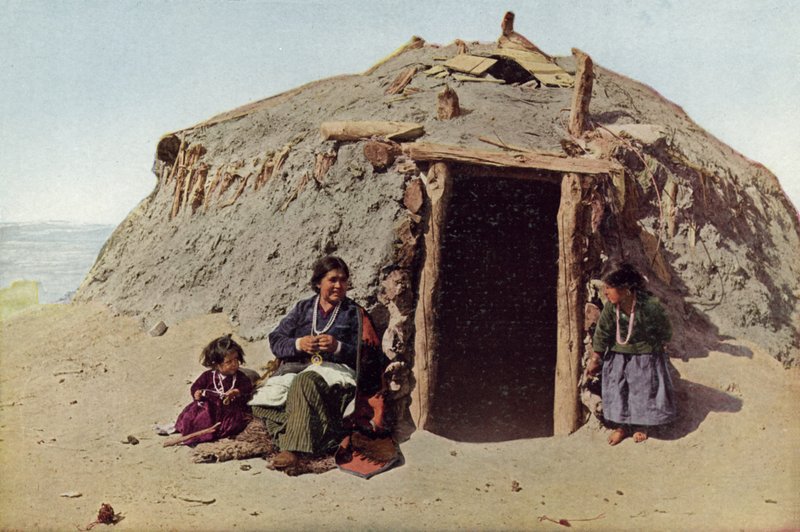 Elle de Ganado, Indian Building, Albuquerque, Tecelão Mais Famoso entre os Navajos (foto colorida) de American Photographer