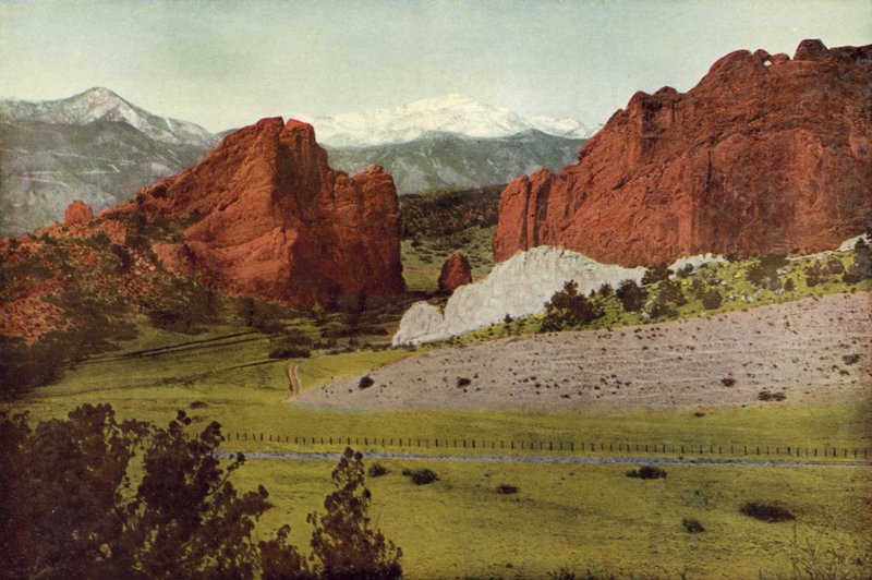 Gateway, Jardim dos Deuses, Colorado, Pikes Peak à distância (foto colorida) de American Photographer