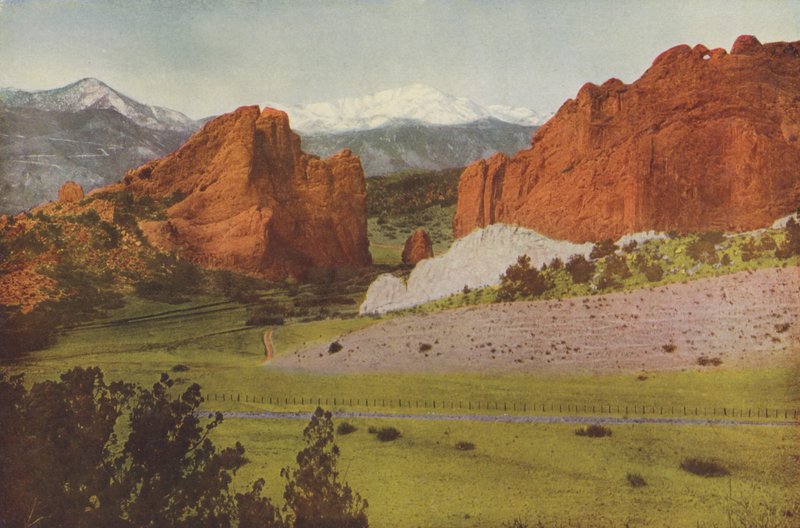 Porta de entrada, Jardim dos Deuses, Colorado, Pikes Peak à distância (fotografia colorida) de American Photographer