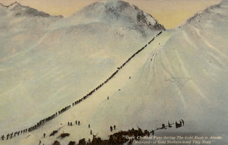 Gold seekers cruzando o Chilkoot Pass durante a corrida do ouro do Alasca, 1896-1899 (foto colorida) de American Photographer