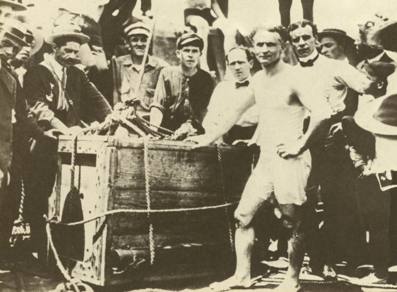 Harry Houdini a ser baixado para o rio Detroit, coberto de gelo, em 1907 (fotografia a preto e branco) de American Photographer