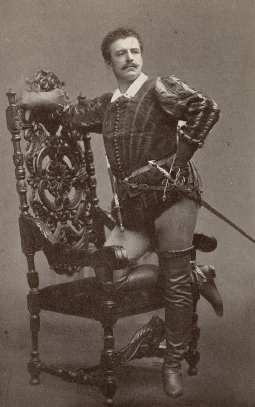 Jean de Reszke, no papel de Raoul, em "Les Huguenots" (fotografia a preto e branco) de American Photographer