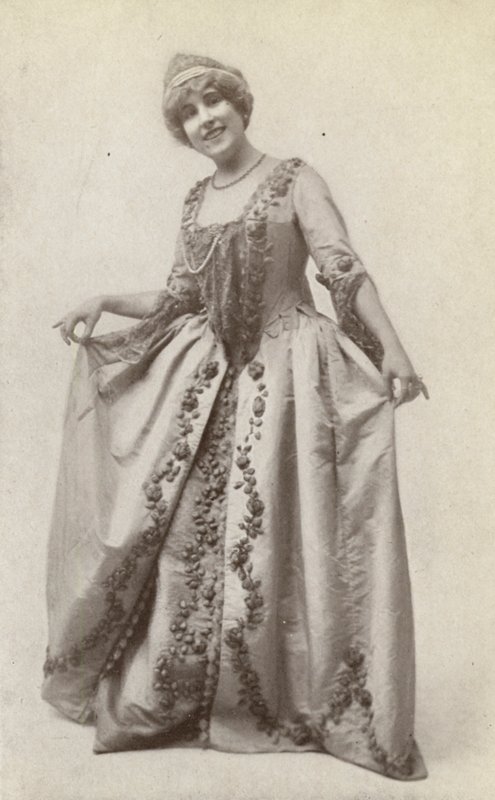 Lucrezia Bori, como "Manon Lescaut" (fotografia a preto e branco) de American Photographer