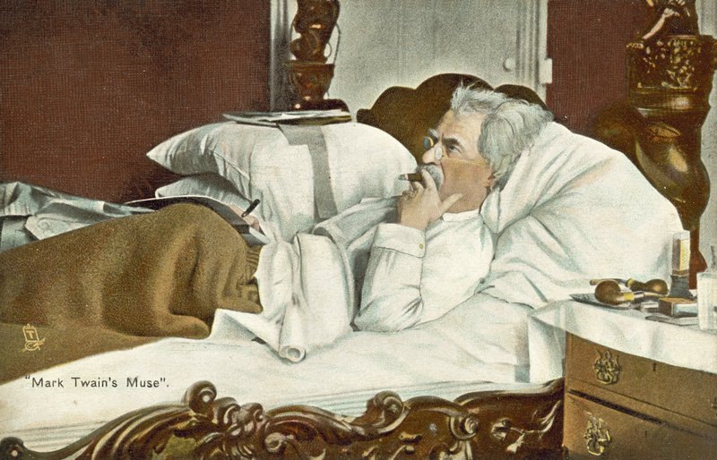 Mark Twain, deitado na cama, a fumar um charuto (fotografia a cores) de American Photographer