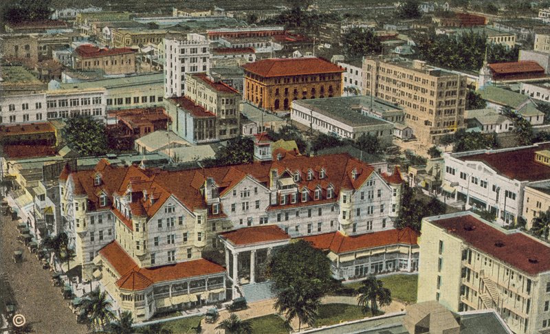 Miami, Florida, c 1925: Vista panorâmica, mostrando o Halcyon Hotel em primeiro plano (fotografia a cores) de American Photographer