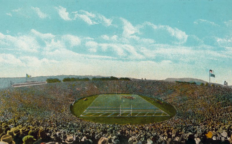 New Haven, Connecticut: "The Bowl", o grande estádio de futebol de Yale, com capacidade para 80.000 pessoas (fotografia a cores) de American Photographer