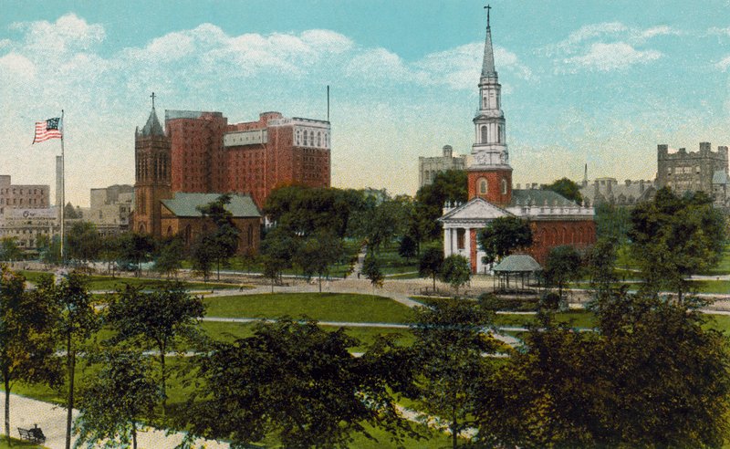 New Haven, Connecticut: Trinity Church, Taft Hotel e Center Church do outro lado do Green (fotografia a cores) de American Photographer