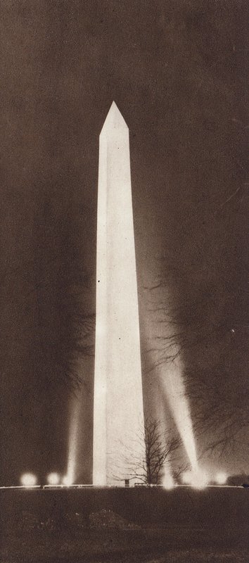 Obelisco iluminado por projectores à noite (fotografia a preto e branco) de American Photographer