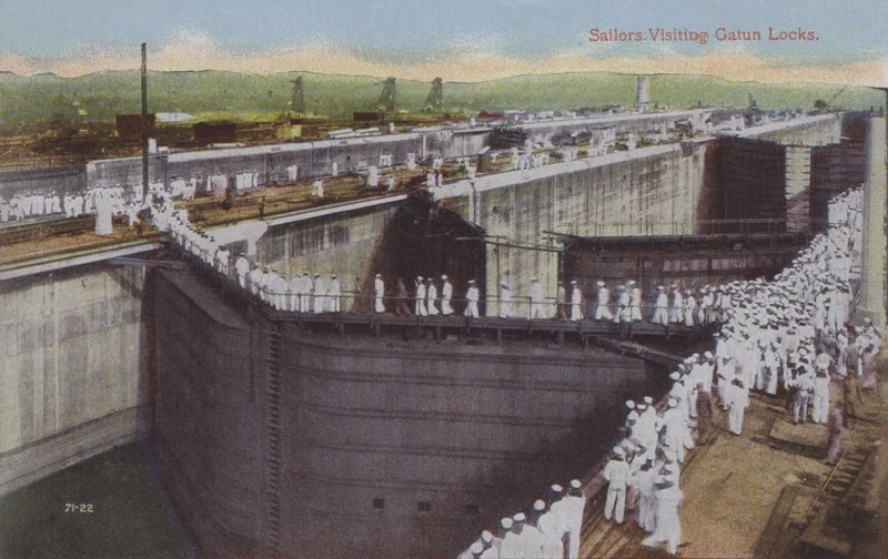Canal do Panamá, marinheiros a visitar as eclusas de Gatun (fotografia a cores) de American Photographer
