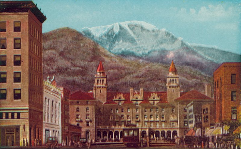 Avenida Pikes Peak, Colorado Springs, Colorado, Pikes Peak à distância (fotografia a cores) de American Photographer