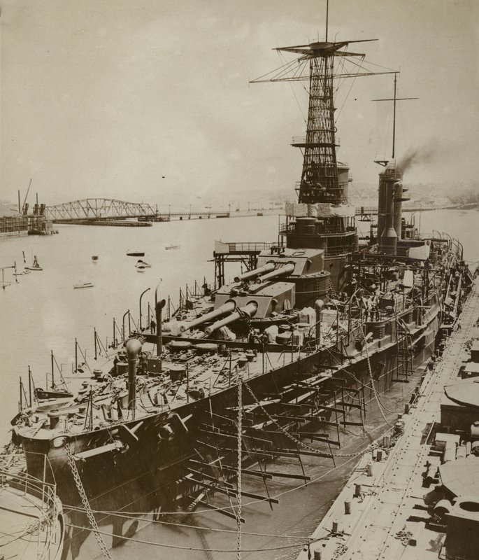 Dar os últimos retoques a um novo navio de guerra americano de American Photographer