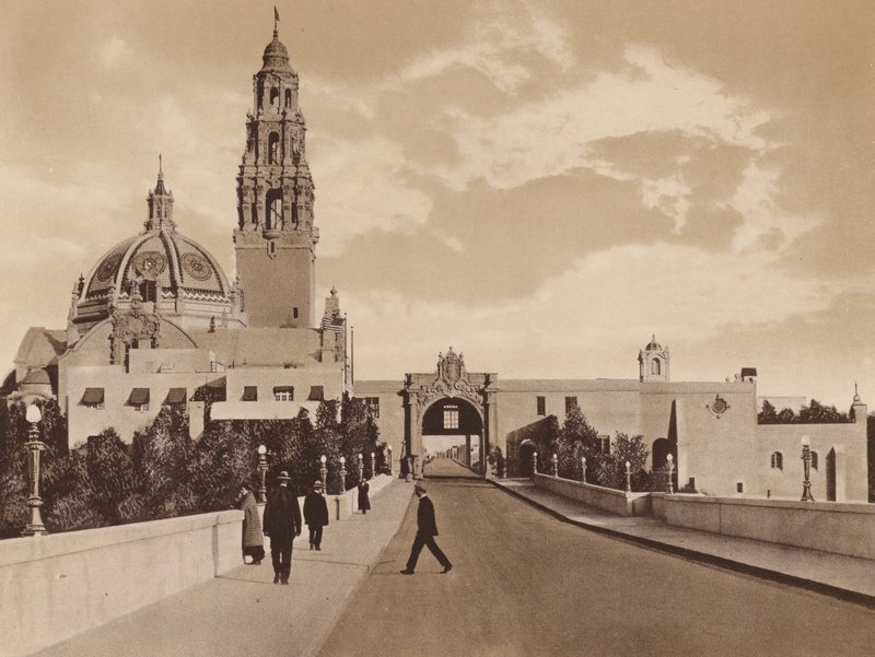 San Diego: Portão Oeste da Exposição Panamá-Califórnia mostrando a Torre e a Cúpula do Edifício Califórnia (fotografia a preto e branco) de American Photographer