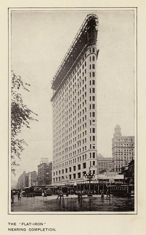 O "Flat-Iron" em fase de conclusão (foto p/b) de American Photographer
