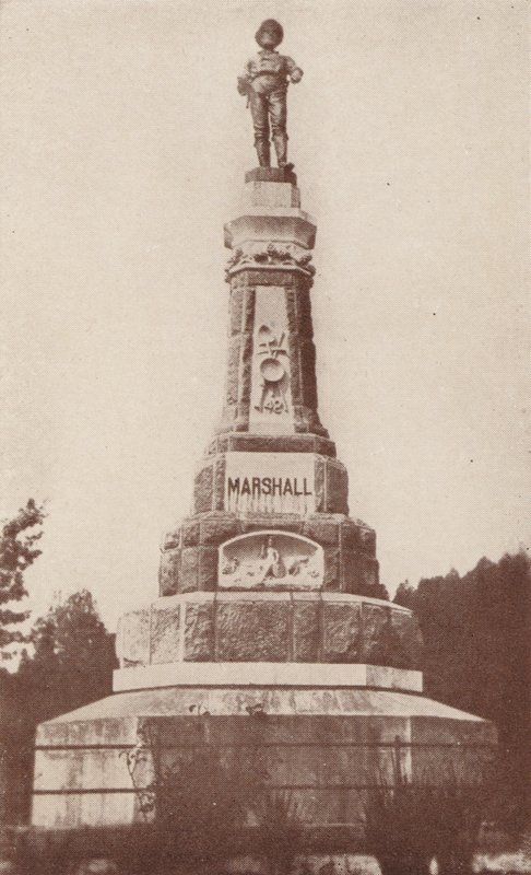 O Monumento ao Descobridor do Ouro em Coloma, Califórnia (fotografia a preto e branco) de American Photographer