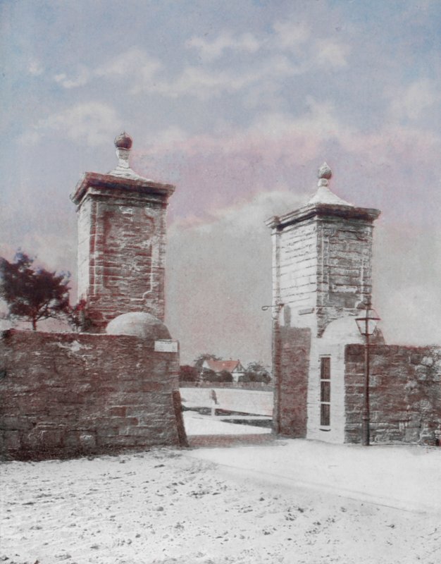 A Porta da Cidade Velha, Santo Agostinho (fotografia a cores) de American Photographer