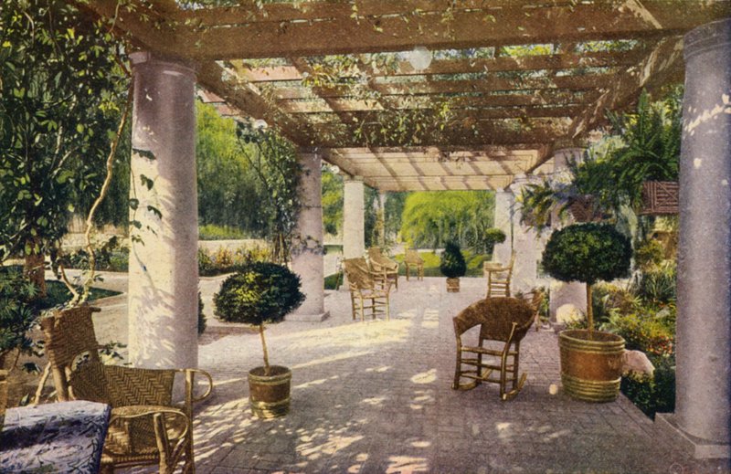 A pérgola, uma caraterística da casa na Califórnia (fotografia a cores) de American Photographer