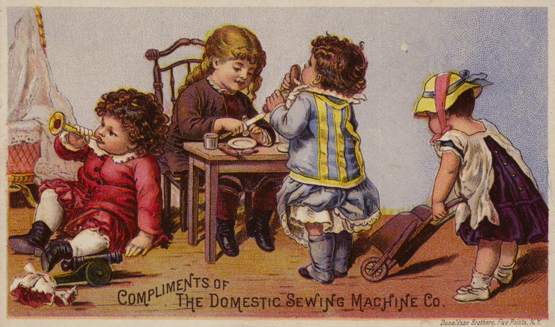 Crianças brincando e comendo de American School