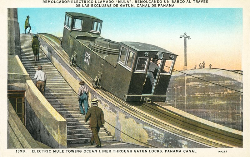 Mula elétrica de reboque Ocean Liner através de Gatun Locks, Canal do Panamá de American School