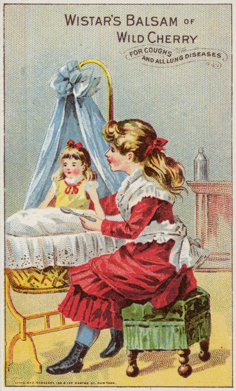 Garota dando remédio para sua boneca de American School