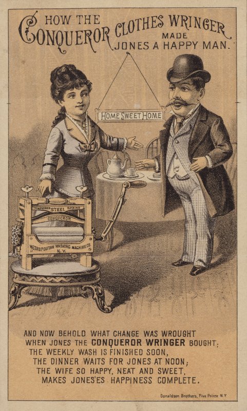 Casal feliz, admirando a roupa de conquistador de American School