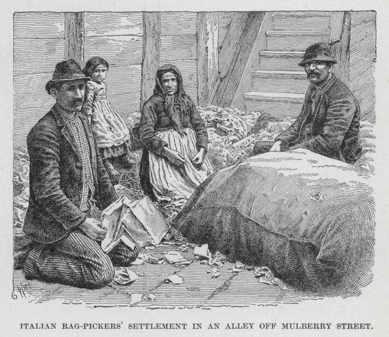 Assentamento de Rag-Pickers italianos em um beco da Mulberry Street (litho) de American School