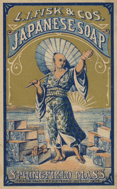 Homem japonês posando com sabão de American School