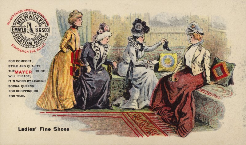 Senhoras sentado no sofá admirando botas de American School
