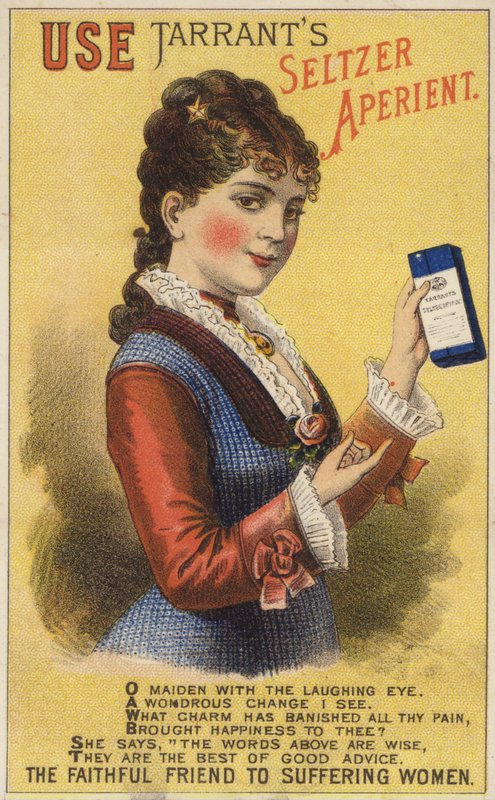 Senhora segurando garrafa de American School