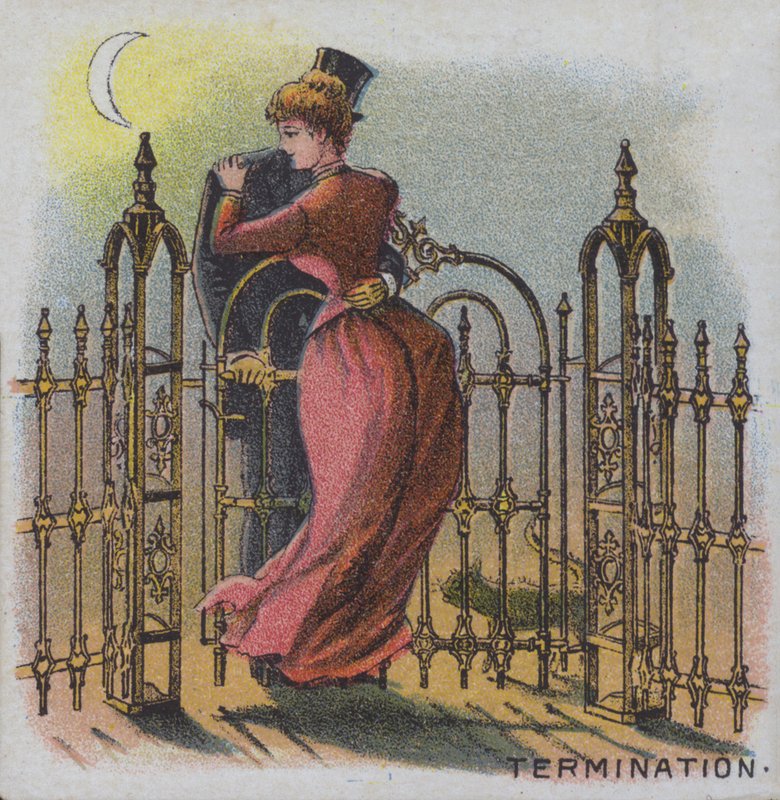 Encerramento - um casal a abraçar por um portão de jardim no final de um dia (cor litho) de American School