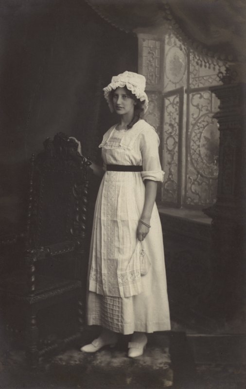 Menina, em, um, boné laço de Arthur C. Burgess