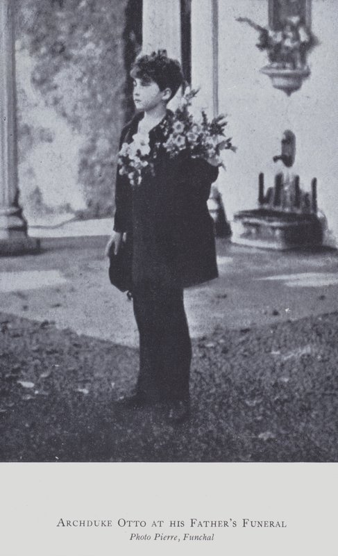 Arquiduque Otto da Áustria no funeral de seu pai em 1922 (foto a p/b) de Austrian Photographer