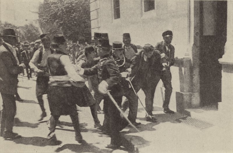 A prisão de Gavrilo Princip depois de ter assassinado o Arquiduque Franz Ferdinand da Áustria em Sarajevo de Austrian Photographer