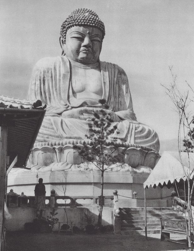 Japão: Estátua de Buda em Beppu (fotografia a preto e branco) de Axel von Graefe