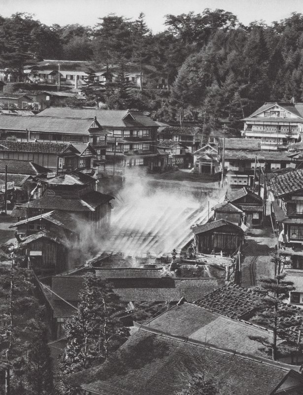 Japão: Kusatsu, nascentes de enxofre (fotografia a preto e branco) de Axel von Graefe