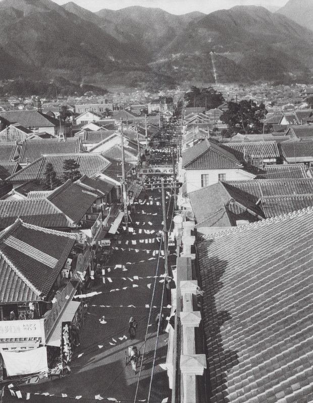 Japão: Centro comercial em Beppu (fotografia a preto e branco) de Axel von Graefe
