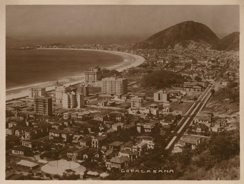 Copacabana, Rio de Janeiro (b/w photo) de Brazilian Photographer
