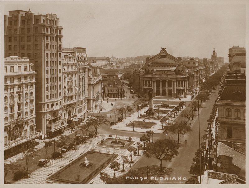 Praca Floriano Peixoto, Rio de Janeiro (b/w photo) de Brazilian Photographer