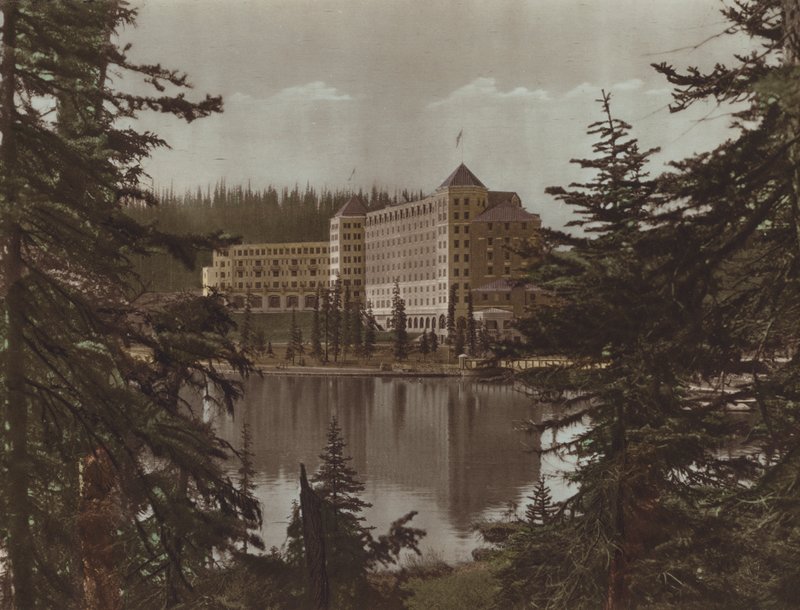 Chateau, Lago Louise (foto a cores) de Byron Hill Harmon