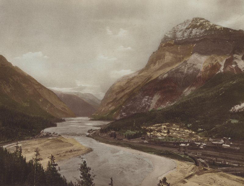 Field, British Columbia e Mount Stephen (foto a cores) de Byron Hill Harmon